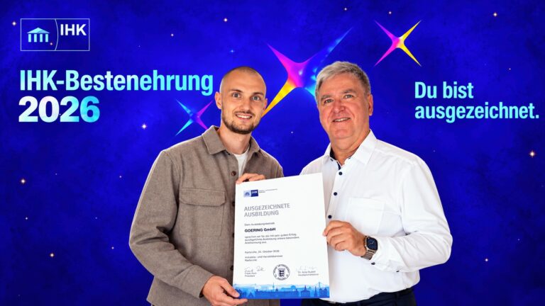 Auzubildender Leon und Ausbilder Andreas Göring. präsentieren die IHK-Urkunde „Ausgezeichnete Ausbildung“ vor einem blauen Hintergrund mit der Aufschrift „IHK-Bestenehrung 2026